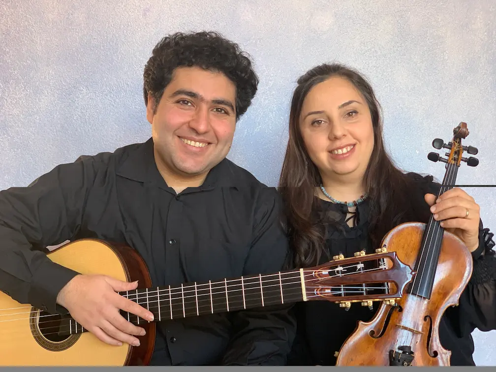 Duo Manima: Astghik Matinyan an der Violine und Areg Hakobyan an der Gitarre