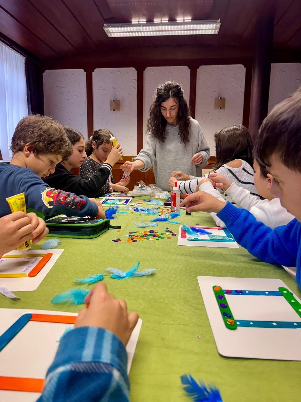 Kinder beim Basteln und kreativen Gestalten