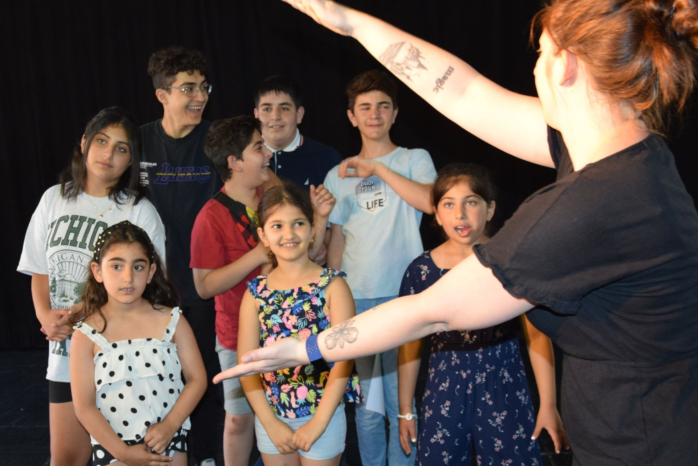 Kinder bei einem gemeinsamen Kultur- und Mitmachprogramm